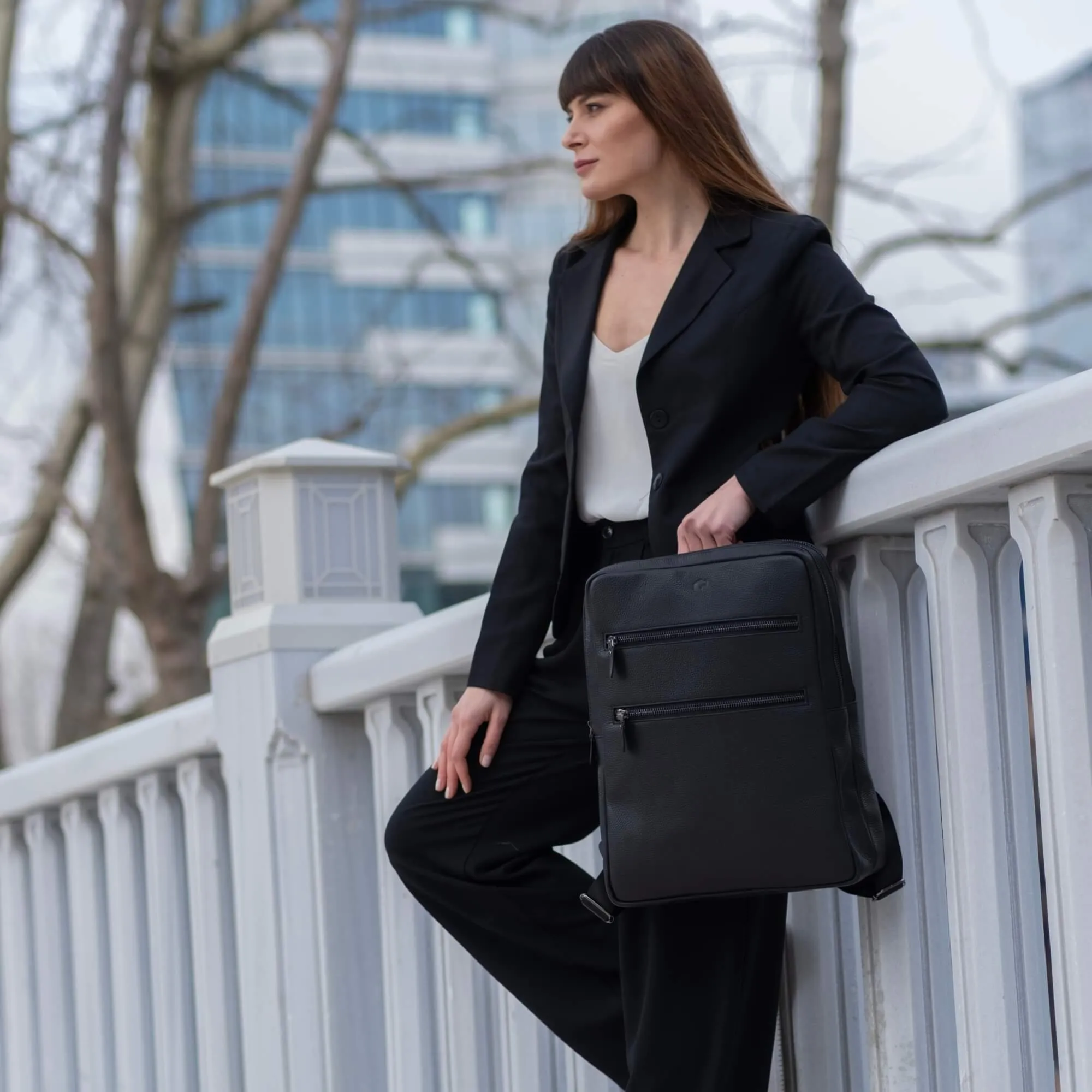 Castle Leather Backpack 16", Pebble Black