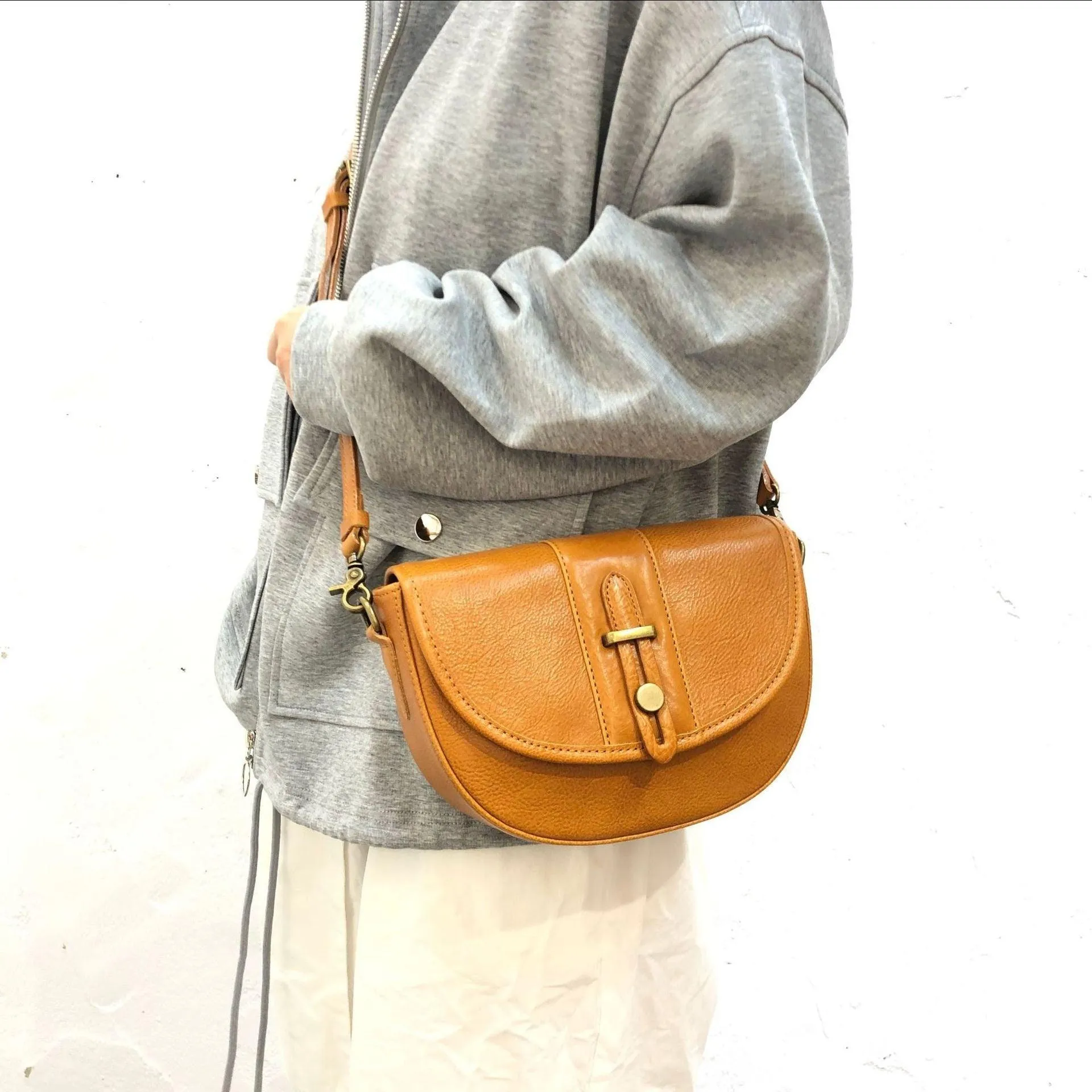 Vintage shoulder bag, Leather crossbody purse, Tan Cute Messenger bag, Everyday trendy crossbody Handcrafted bag, Messenger Purse